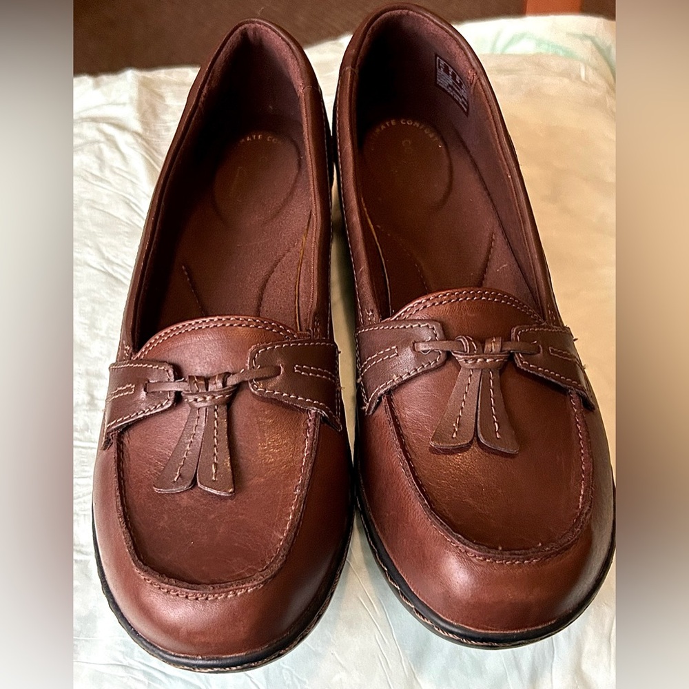 Women’s 8 Wide Clarks Brown Leather Tasseled Slip On Loafers Shoes